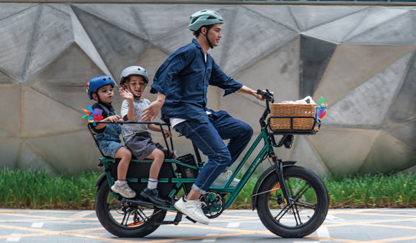 Uomo in bicicletta elettrica Fiido T2 che trasporta due bambini