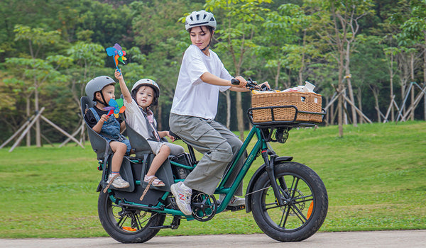 Donna che guida una bicicletta elettrica Fiido T2 con due bambini