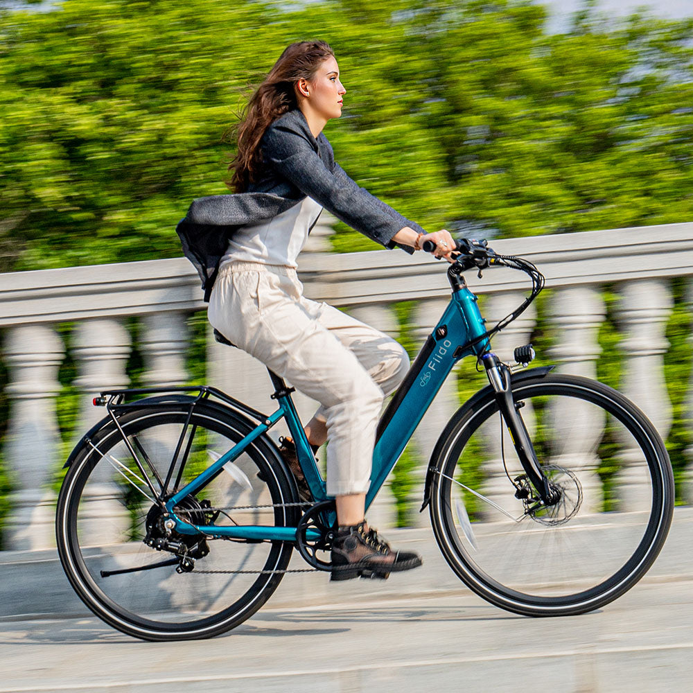 Donna in Bicicletta Elettrica da Città Fiido C11