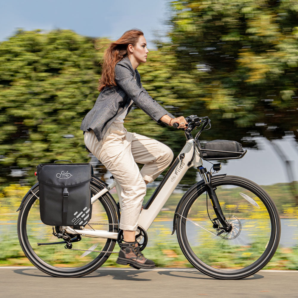 Donna in Bicicletta Elettrica da Città Fiido C11 con borsa e cestino anteriore