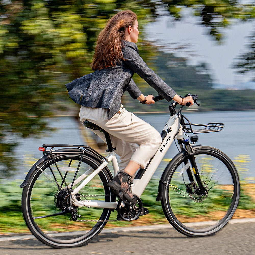 Donna in Bicicletta Elettrica da Città Fiido C11 Bianca