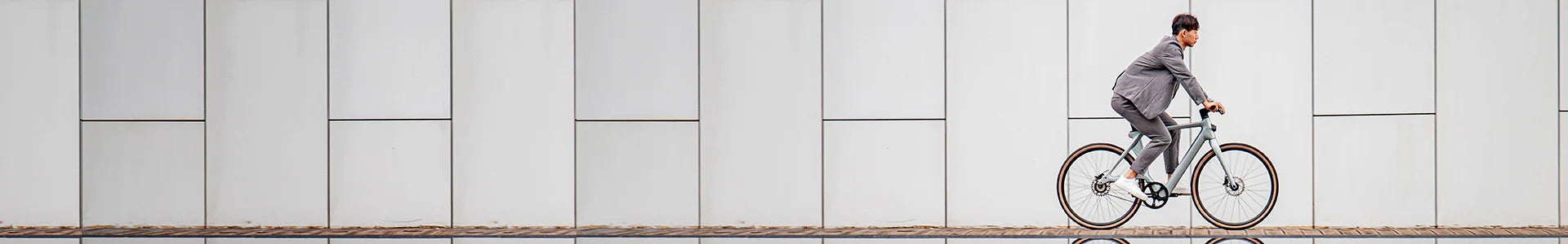 Uomo che guida una bicicletta elettrica Fiido Air in fibra di carbonio