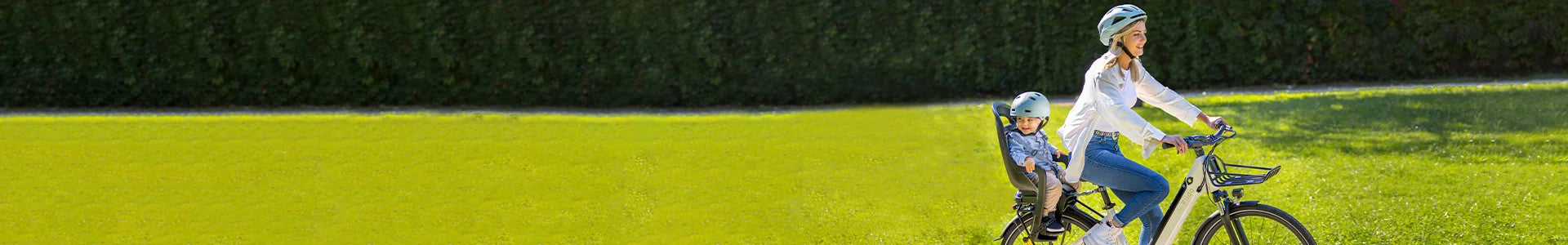 La mamma guida la bicicletta elettrica Fiido C11 con il suo bambino fuori