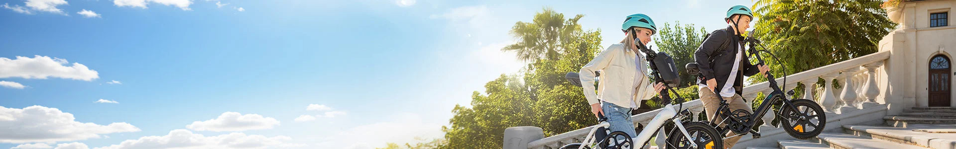 Un uomo e una donna portano la mini bicicletta elettrica Fiido D3 Pro su per le scale