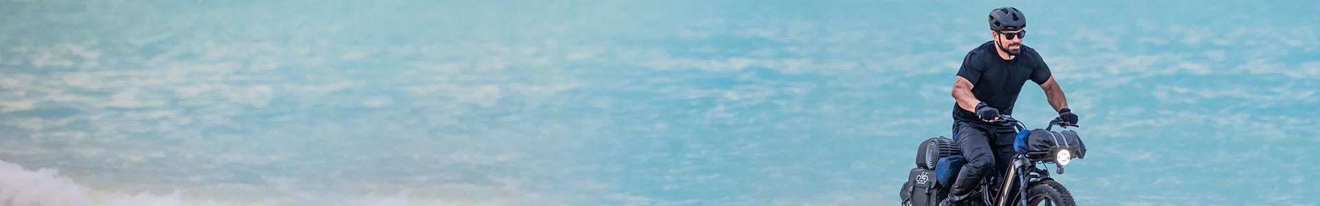 Uomo in sella alla bici elettrica fuoristrada Fiido Titan