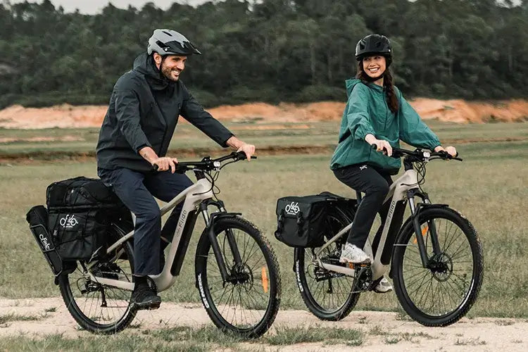 Una coppia esplora la natura in sella a una bici elettrica Fiido Nomads.