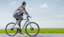 Un uomo percorre la strada a tutta velocità su una bicicletta elettrica Fiido Air.