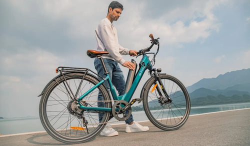 Un uomo smonta la batteria di una bicicletta elettrica Fiido C11 Pro