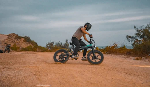 Un uomo guida una bici elettrica Fiido M1 pro fuori strada