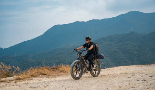 Un uomo guida una bici elettrica Fiido Titan fuoristrada