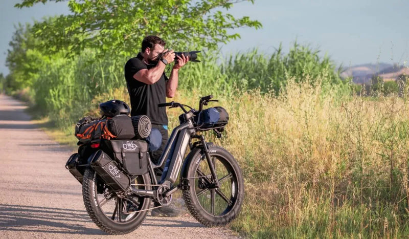 Un uomo ha parcheggiato temporaneamente la sua bicicletta elettrica Fiido Titan sul bordo della strada.