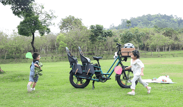 Children playing next to a Fiido T2 electric bike