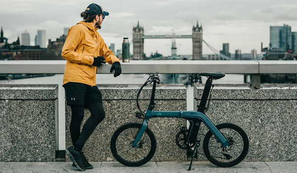 Bici elettrica Man e Fiido D11 vicino al ponte