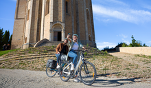 Uomo e donna in sella alle biciclette elettriche Fiido per una gita divertente