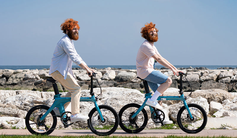 Due uomini in bici elettrica sulla spiaggia