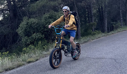 Patxi Usobiaga guida la bici elettrica Fiido M1 Pro a ruote larghe su strada