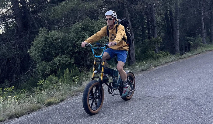Patxi Usobiaga guida la bici elettrica Fiido M1 Pro a ruote larghe su strada