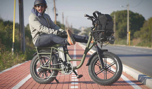 Un uomo sta guidando una bicicletta elettrica Fiido T2.