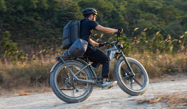 Ciclista su una bici elettrica Fiido Titan, mentre affronta sentieri fuoristrada.