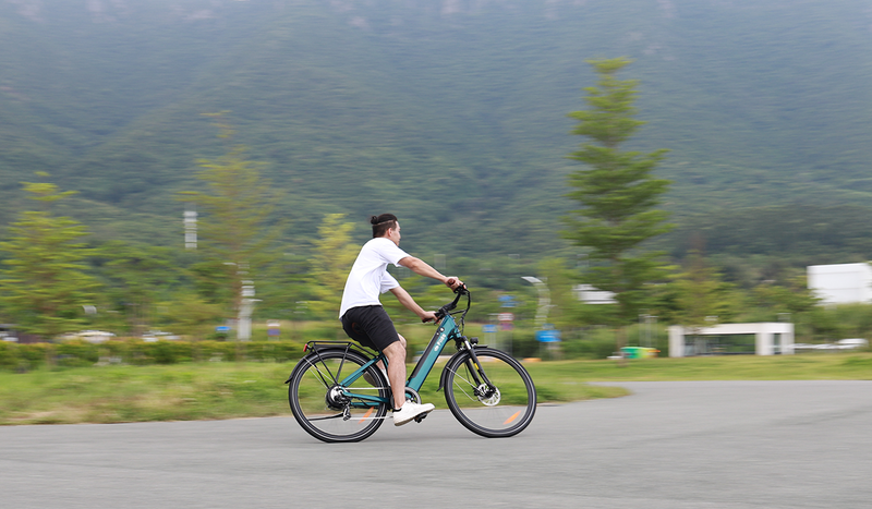 Uomo in sella alla bici elettrica Fiido C11