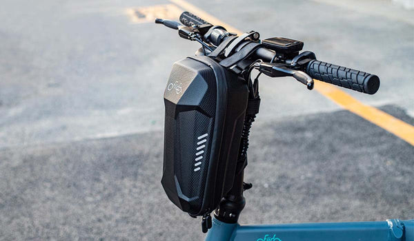 Primo piano della borsa da manubrio Fiido montata sul manubrio della Fiido X e-bike