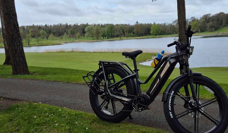 Bici elettrica Titan parcheggiata in riva al lago