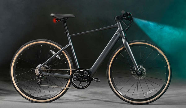 Bici elettrica Fiido C21 in uno studio con illuminazione spettacolare.