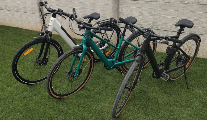 Three Bici Elettrica Leggera & Città bicycles parked in the courtyard