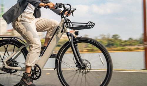  Donna in sella a una bicicletta elettrica Fiido C11 sul bordo del lago.