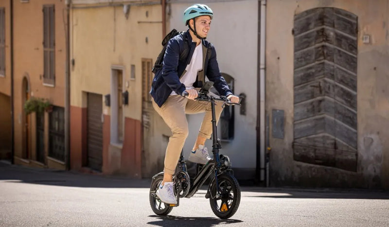 Un uomo guida una bici elettrica Fiido D3 Pro in città.