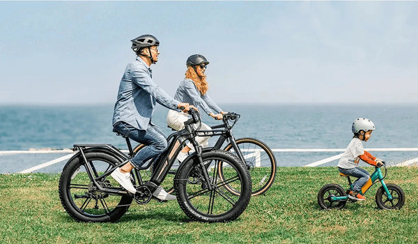 Famiglia in giro con le bici elettriche Fiido