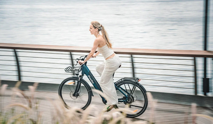 Una donna guida la leggera e-bike Fiido C11 Pro.