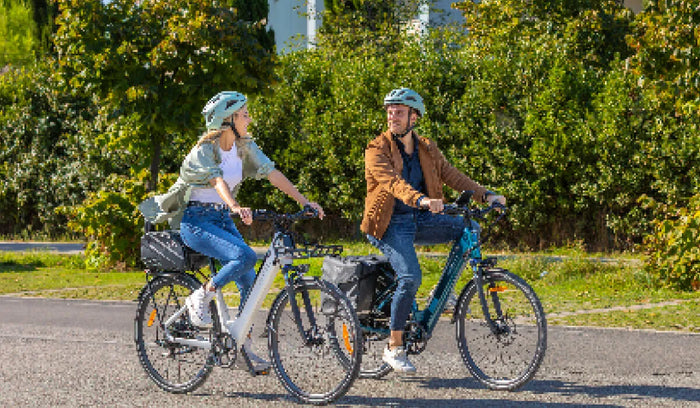 Due persone stanno pedalando con la e-bike leggera Fiido C11.