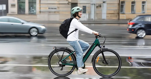 Una donna va al lavoro con una Fiido C11 Pro bici elettrica.