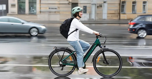 Una donna va al lavoro con una Fiido C11 Pro bici elettrica.