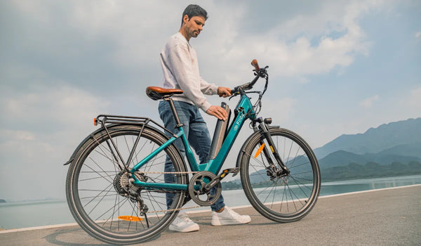 Uomo rimuove la batteria dalla leggera bici elettrica Fiido C11 Pro.
