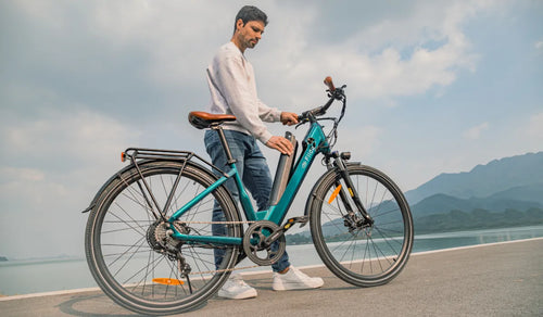 Uomo rimuove la batteria dalla leggera bici elettrica Fiido C11 Pro.