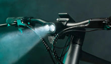 Il faro di una bicicletta elettrica urbana Fiido C21 è acceso.