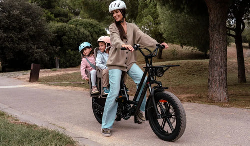 Una donna sta usando una eBike a due posti Fiido T2 con i suoi due figli.