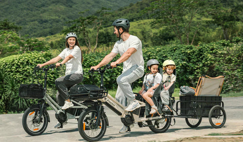 Un uomo sta guidando una T3 Max Cargo E-Bike trasportando suo figlio.
