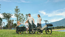 Bici cargo elettrica longtail Fiido T3 Max con configurazione per passeggeri familiari e rimorchio cargo posteriore all’aperto