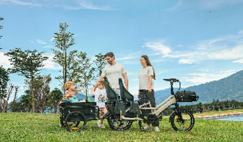 Bici cargo elettrica longtail Fiido T3 Max con configurazione per passeggeri familiari e rimorchio cargo posteriore all’aperto