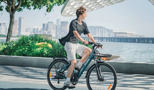 Uomo in sella alla bici elettrica da città Fiido C11.