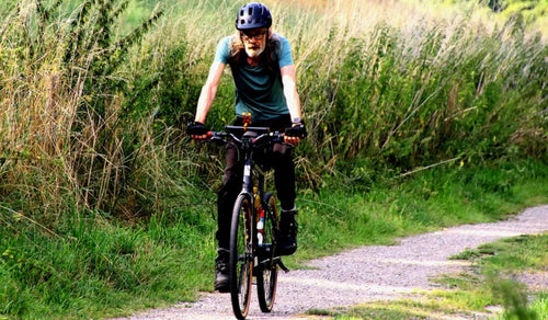 Un uomo che guida la bicicletta elettrica Fiido C21 per fare esercizio.