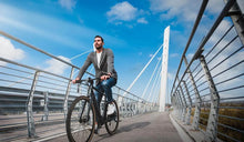 Un uomo percorre una bicicletta elettrica Fiido C21 con pedalata assistita su una pista ciclabile.