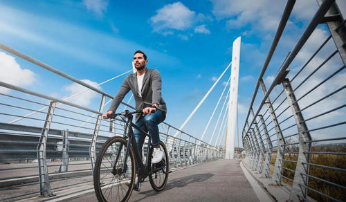 Un uomo percorre una bicicletta elettrica Fiido C21 con pedalata assistita su una pista ciclabile.