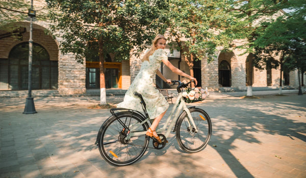 E-bike leggera Fiido C700 con trasmissione a cinghia e design del telaio pulito e minimalista