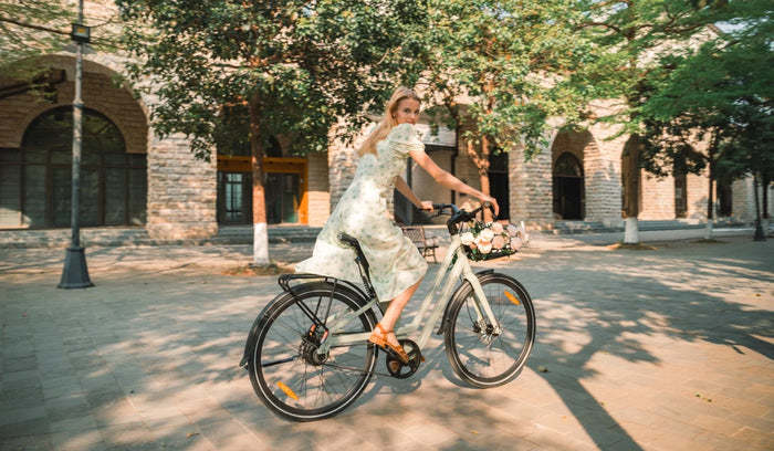E-bike leggera Fiido C700 con trasmissione a cinghia e design del telaio pulito e minimalista