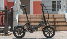 La Fiido D3 Pro è parcheggiata accanto a una scala, mettendo in mostra il suo design compatto.