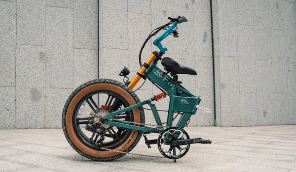 Una bici elettrica Fiido M1 Pro con pneumatici larghi che mostra la sua forma piegata.